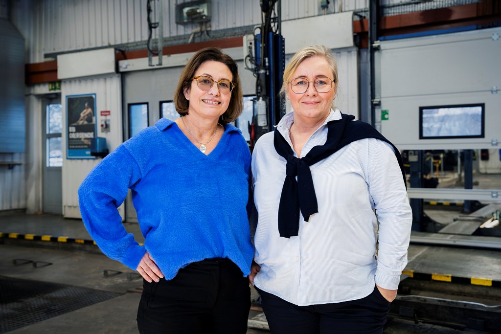 Sophia Palebo og Lislott Fraser Borglin ved Besikta Bilprovning.